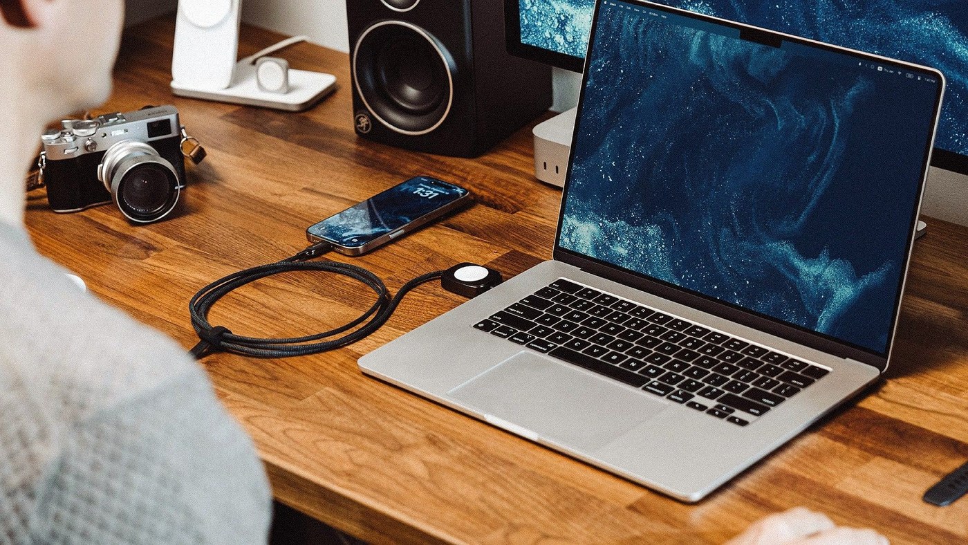 Nomad's Universal Watch Lead Combines Two Charging Connections