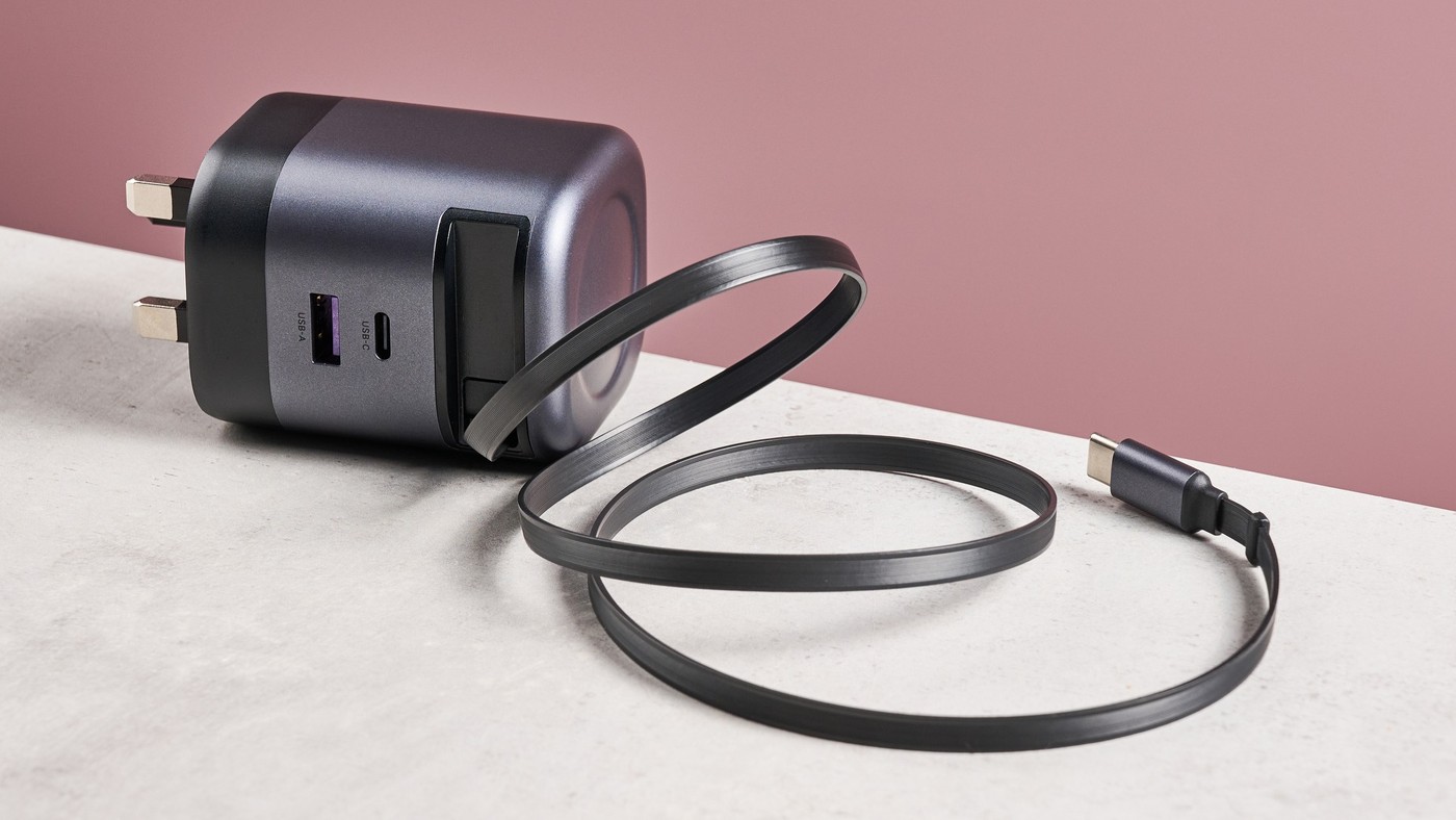UGreen's Retractable Charger Has Unequal Output Modes