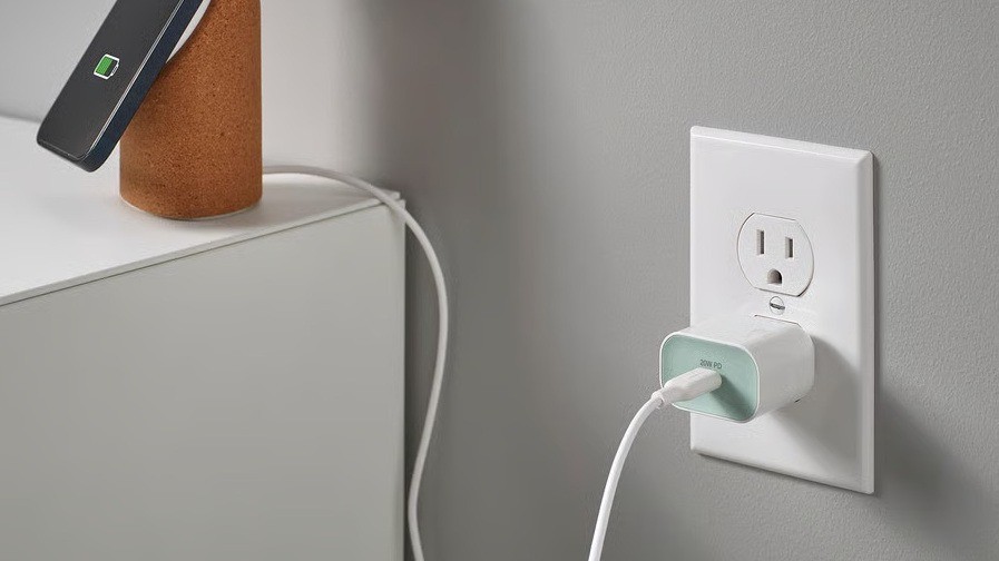 A Small SJOSS Charger Adds a Simple Identity Cue